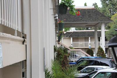 Caravelle Inn Suites
