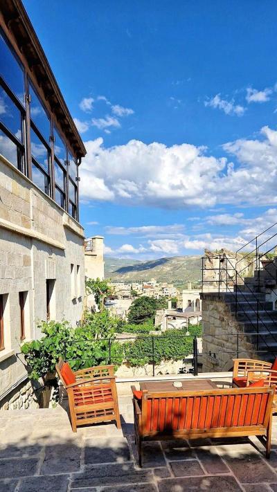 Canyon Cave Hotel
