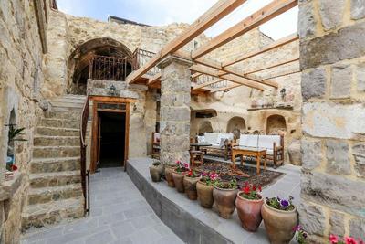 Ab U Hayat Cave Suites
