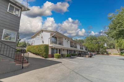 Mariposa Lodge