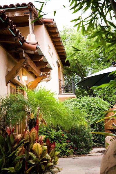 Blue Iguana Inn