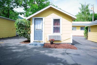 Lamplighter Cabins & Suites
