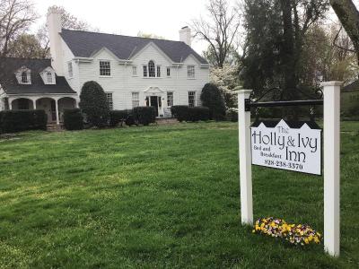 The Holly And Ivy Inn
