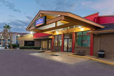 Howard Johnson by Wyndham Houston Hobby Airport