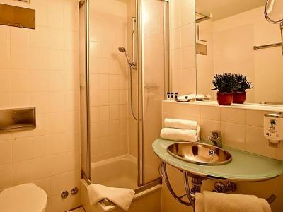 Check Inn Hotel