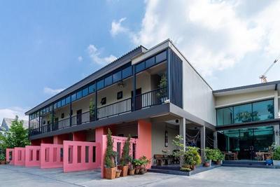 The Pool Resort by ZUZU