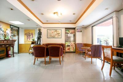 OYO 75385 Hotel Win Long