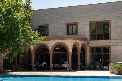Sunolus Vineyard House