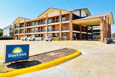Days Inn & Suites by Wyndham Bossier City