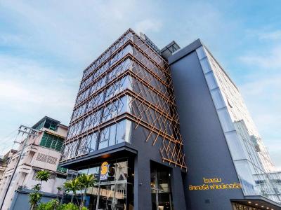 Seekers Finders Rama IV Hotel, SureStay Collection