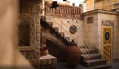 Solo Cave Suites