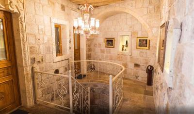 Solo Cave Suites