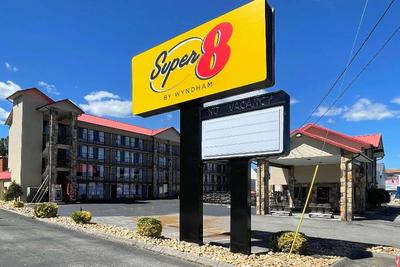 Super 8 by Wyndham Pigeon Forge Downtown