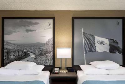 Super 8 by Wyndham Laredo