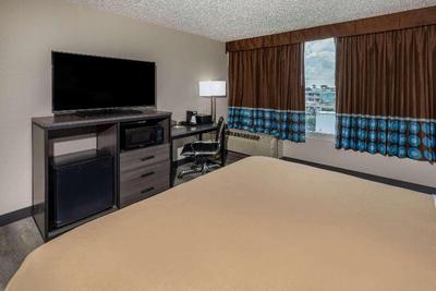 Super 8 by Wyndham Laredo