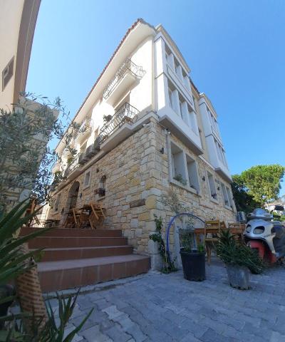 Adi̇l Otel