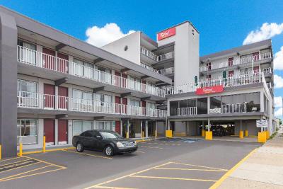 Red Roof PLUS+ & Suites Virginia Beach – Seaside