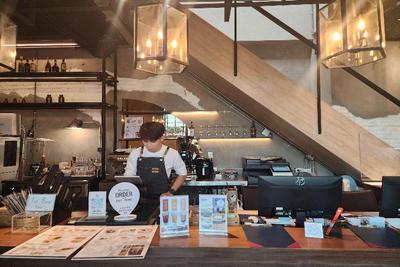 J Place Hotel by ZUZU