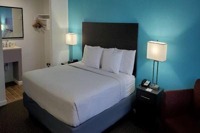 Travelodge By Wyndham Livonia - Detroit