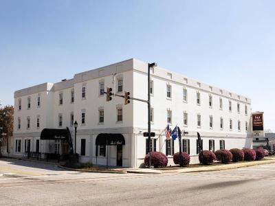 Inn On The Square Ascend Hotel Collection