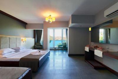 Ivy Sailing Hotel
