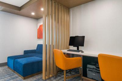 Holiday Inn Express And Suites Springdale Fayettev