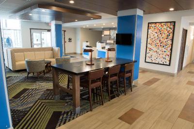 Holiday Inn Express And Suites Warsaw E Center