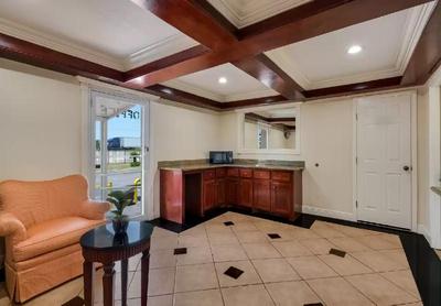 Rodeway Inn & Suites East