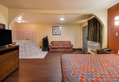 Rodeway Inn & Suites East