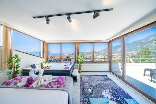 Kaş Moon Apart
