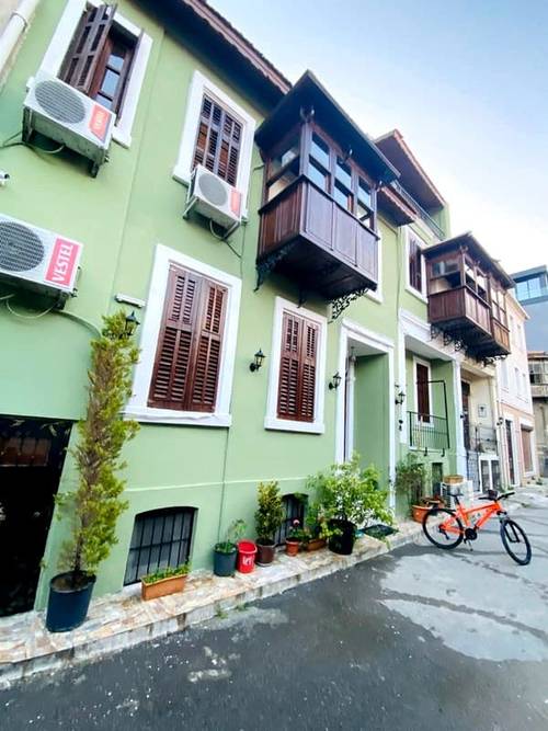 Maya Hotel & Cafe