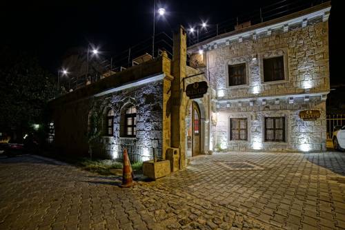 Risus Cave Suites