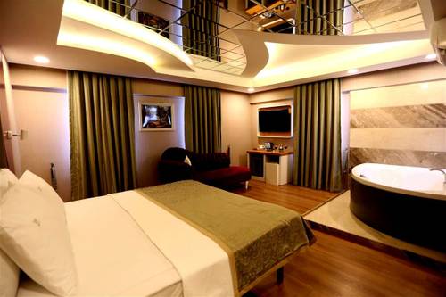 Life Corner Hotel