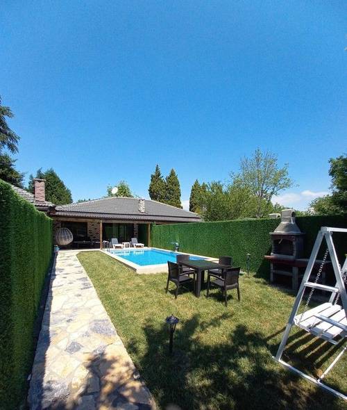 Villa Rubystone