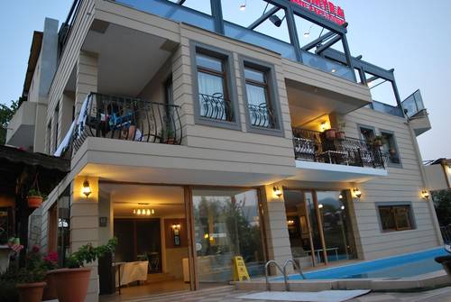 Palmyra Hotel & Sky Lounge