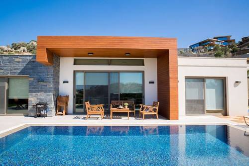 Important Group Villa Green