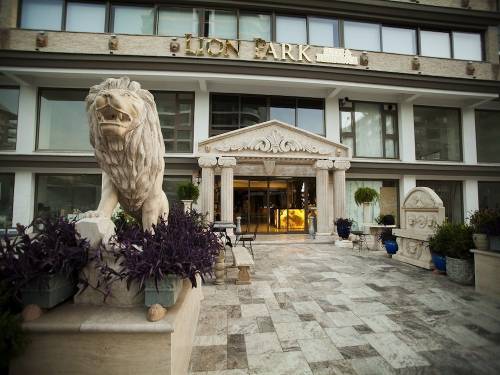 Lion Park Suits & Residence