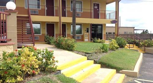 Deluxe Inn Airport