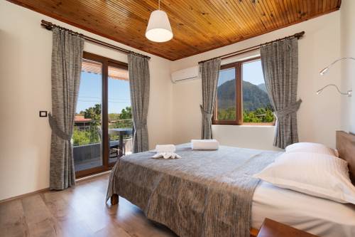 Ayris Hotel