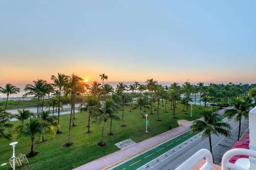 Hilton Vacation Club Crescent on South Beach Miami