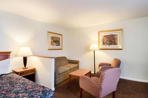 Econo Lodge Inn & Suites West of Boston