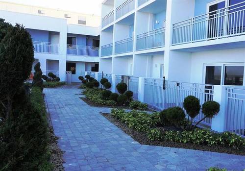 La Breeze Inn & Suites