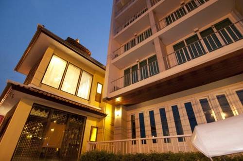 B2 Premier Hotel & Resort
