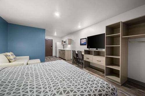 Woodspring Suites Dearborn Detroit