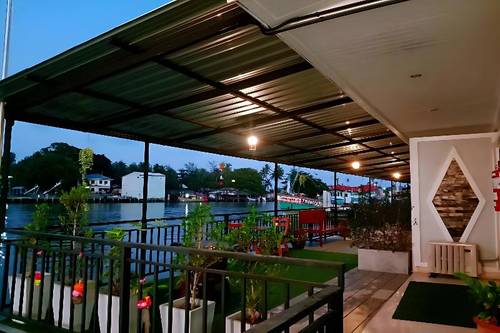 Chaiyai River Front Hotel By Zuzu