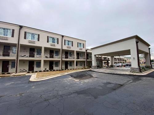 Baymont by Wyndham College Park Atlanta Airport S