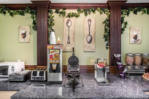 Rodeway Inn & Suites Suburbs