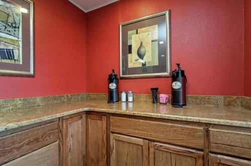 HomeTowne Studios & Suites Bentonville