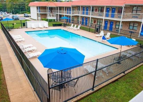 Days Inn & Suites Palestine