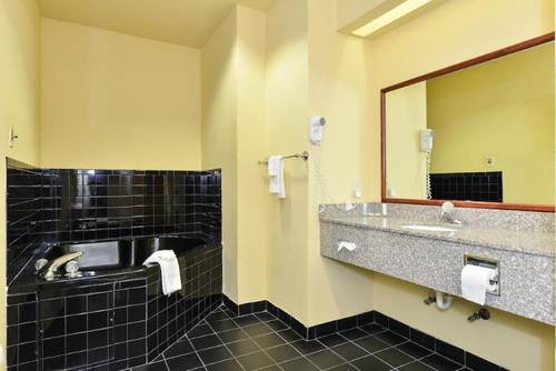 Holiday Inn Express & Sui Joplin Southeast, By IHG